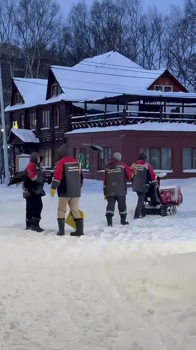 Наряду с дорожниками и коммунальщиками, на расчистку вышли сотрудники городского парка
