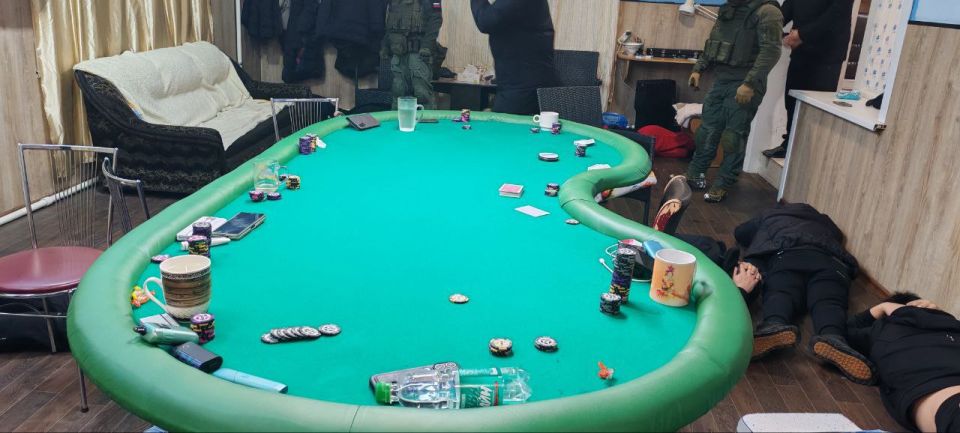 Подпольное казино обнаружили сотрудники полиции в Холмске