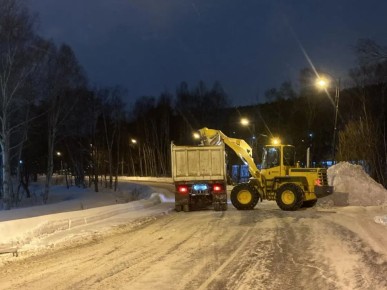 Дорожные службы продолжают расчистку города в режиме 24/7