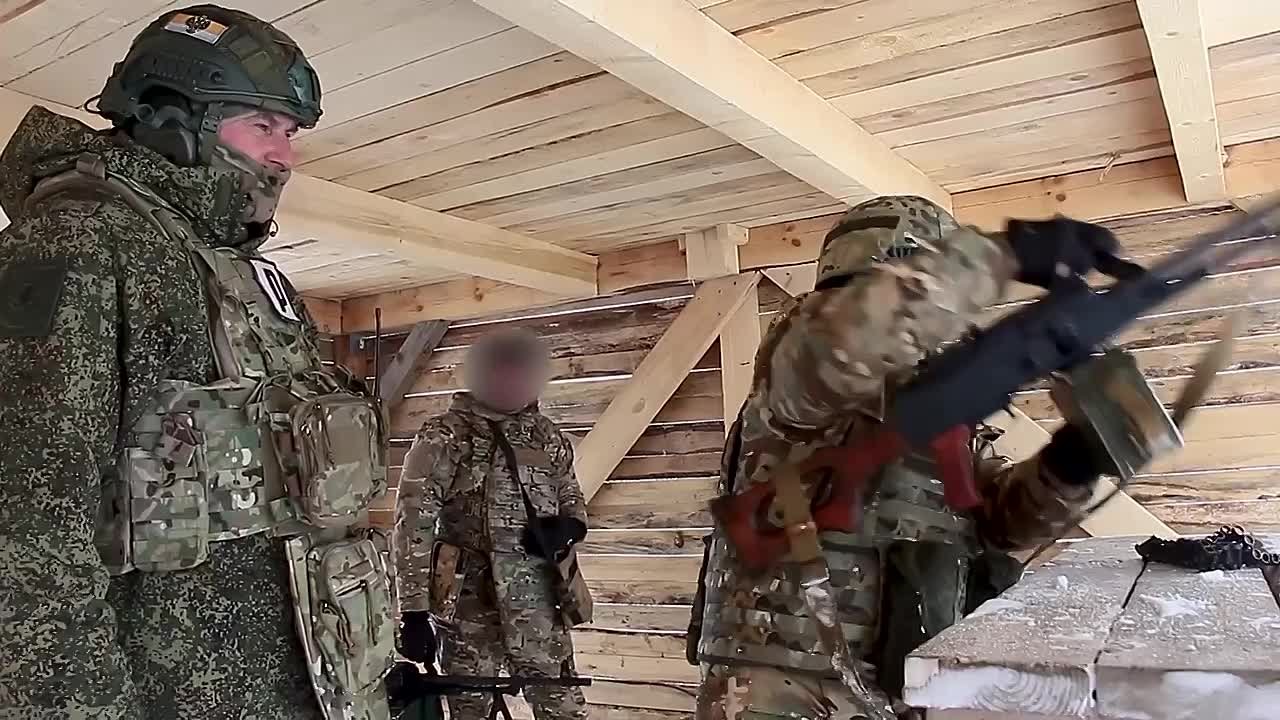 Военнослужащие на полигоне «Троицкий» проходят интенсивные тренировки по стрельбе из пулемета Калашникова