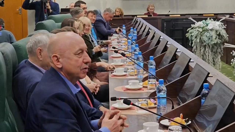 Сегодня, в День российской печати, наградили победителей и участников конкурса «Закон и творчество» на лучшее освещение деятельности Сахалинской областной Думы в региональных средствах массовой информации в 2025 году