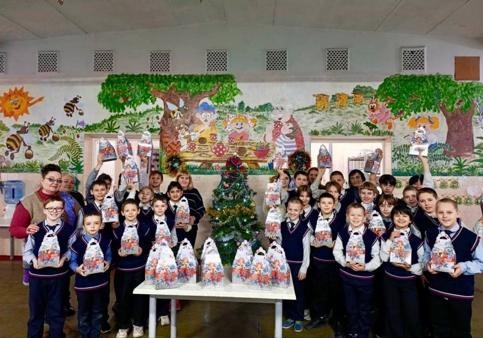 Курильчане подарили детям Донбасса новогодние подарки и театральный занавес