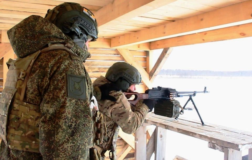 Сахалинских военных учат вести огонь из пулемёта Калашникова