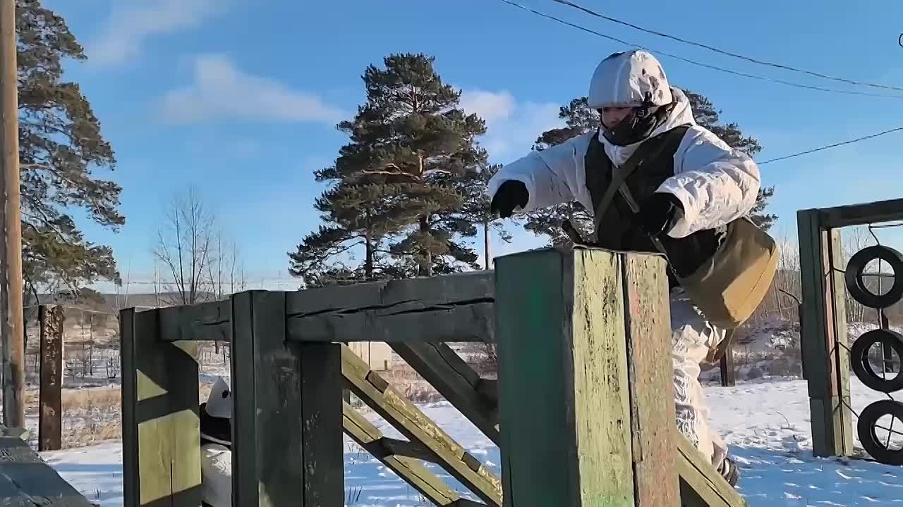 На Сахалине контрактники Восточного военного округа вышли на полосу препятствий