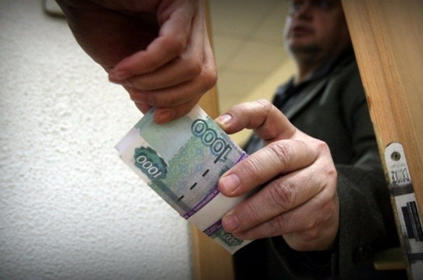 Мужчина, который за взятку пытался получить водительские права без сдачи экзаменов, стал фигурантом уголовного дела