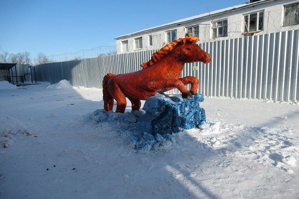 Осужденные на Сахалине создали красных лошадей из снега