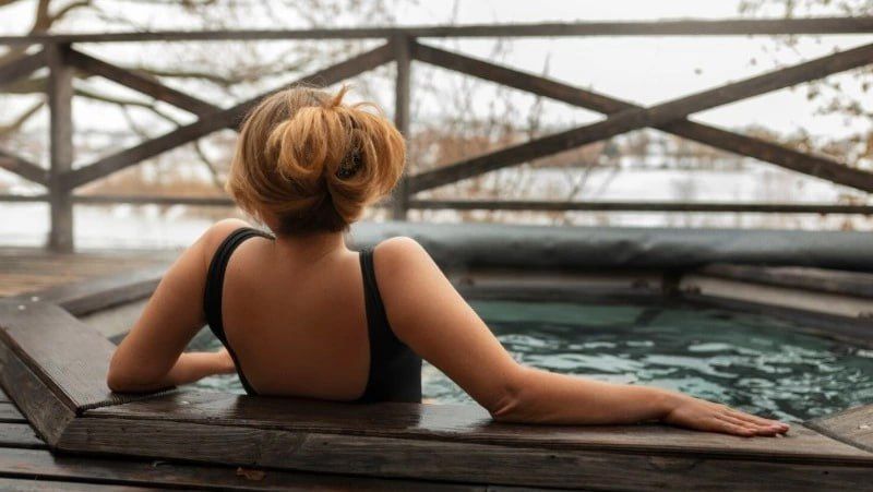 Стресс для организма: врачи рассказали, кому не стоит окунаться в прорубь на Крещение