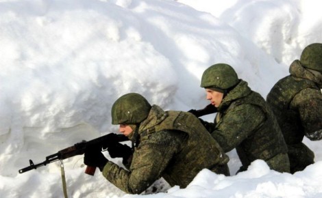 Сахалинские военные тренируются захватывать окопы противника