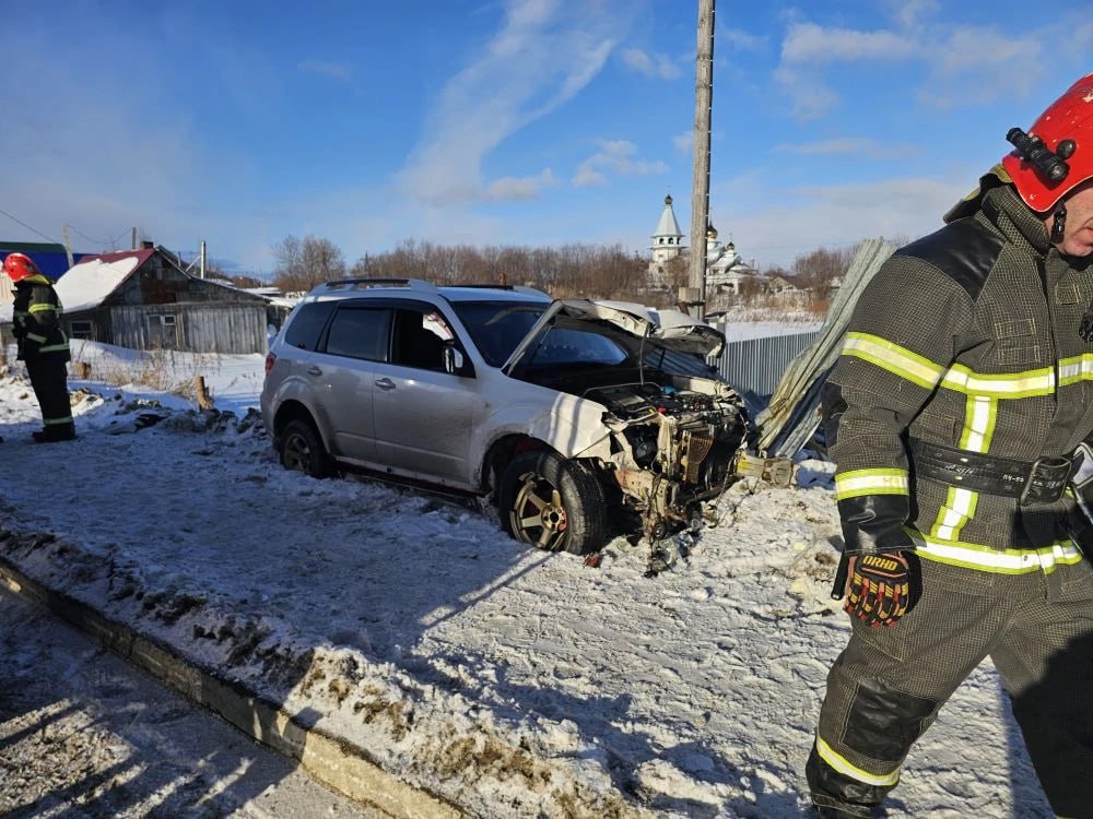 Газовую трубу и часть забора повредил «Форестер» вылетевший с дороги в Троицком Газовую трубу и часть забора повредил «Форестер» вылетевший с дороги в Троицком