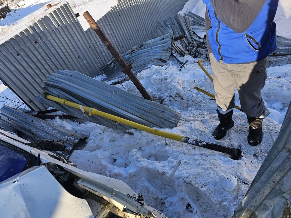 Газовую трубу и часть забора повредил «Форестер» вылетевший с дороги в Троицком Газовую трубу и часть забора повредил «Форестер» вылетевший с дороги в Троицком