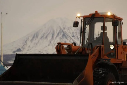 На Камчатку прибыла первая партия снегоуборочной техники, направленная Правительством РФ в качестве помощи в ликвидации последствий циклона, сообщил губернатор края Владимир Солодов