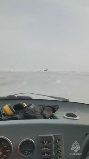 Спасались бегством: спасатели сопроводили до берега рыбаков-любителей на Сахалине