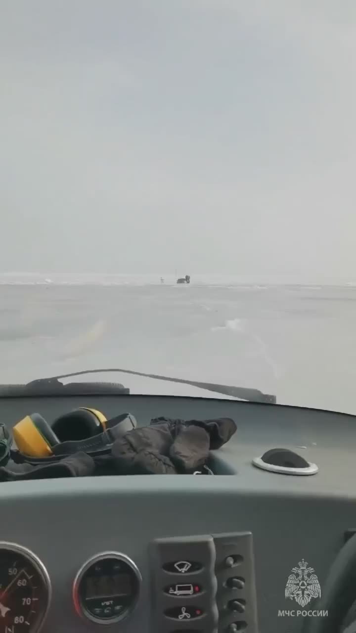 Спасались бегством: спасатели сопроводили до берега рыбаков-любителей на Сахалине