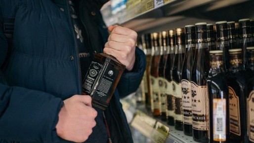 В Долинске сотрудники уголовного розыска изобличили серийного «гастролера», специализировавшегося на кражах элитного алкоголя