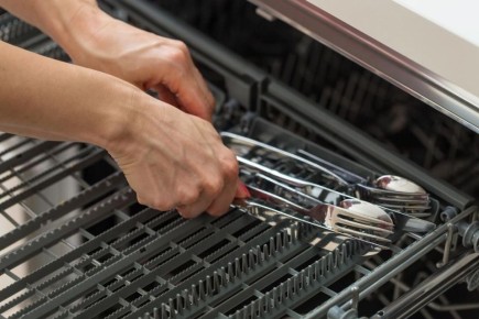 Секрет блестящих столовых приборов: как алюминиевая фольга спасет вашу посудомойку