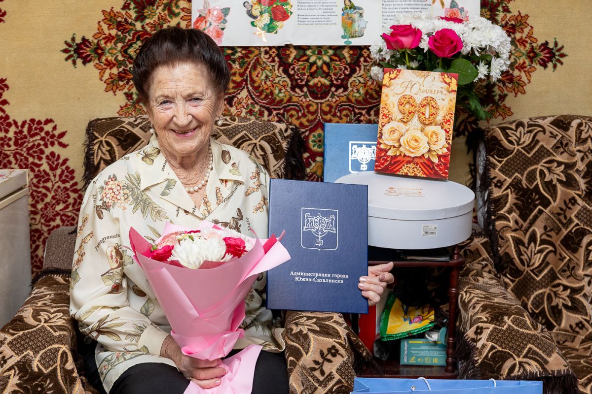 В Южно-Сахалинске празднует 90-летие "Отличник просвещения" Валентина Лызак
