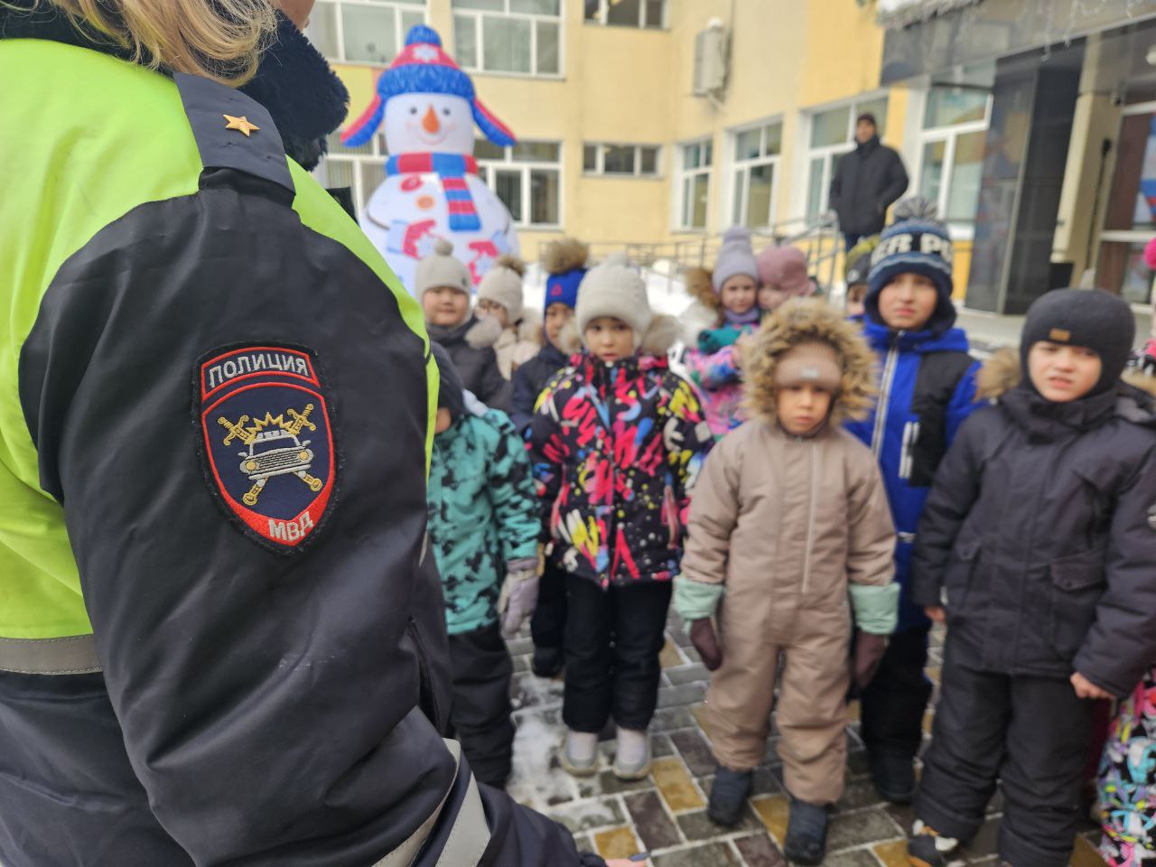 Сотрудники Госавтоинспекции напомнили детям о безопасности на зимних дорогах Сотрудники Госавтоинспекции напомнили детям о безопасности на зимних дорогах