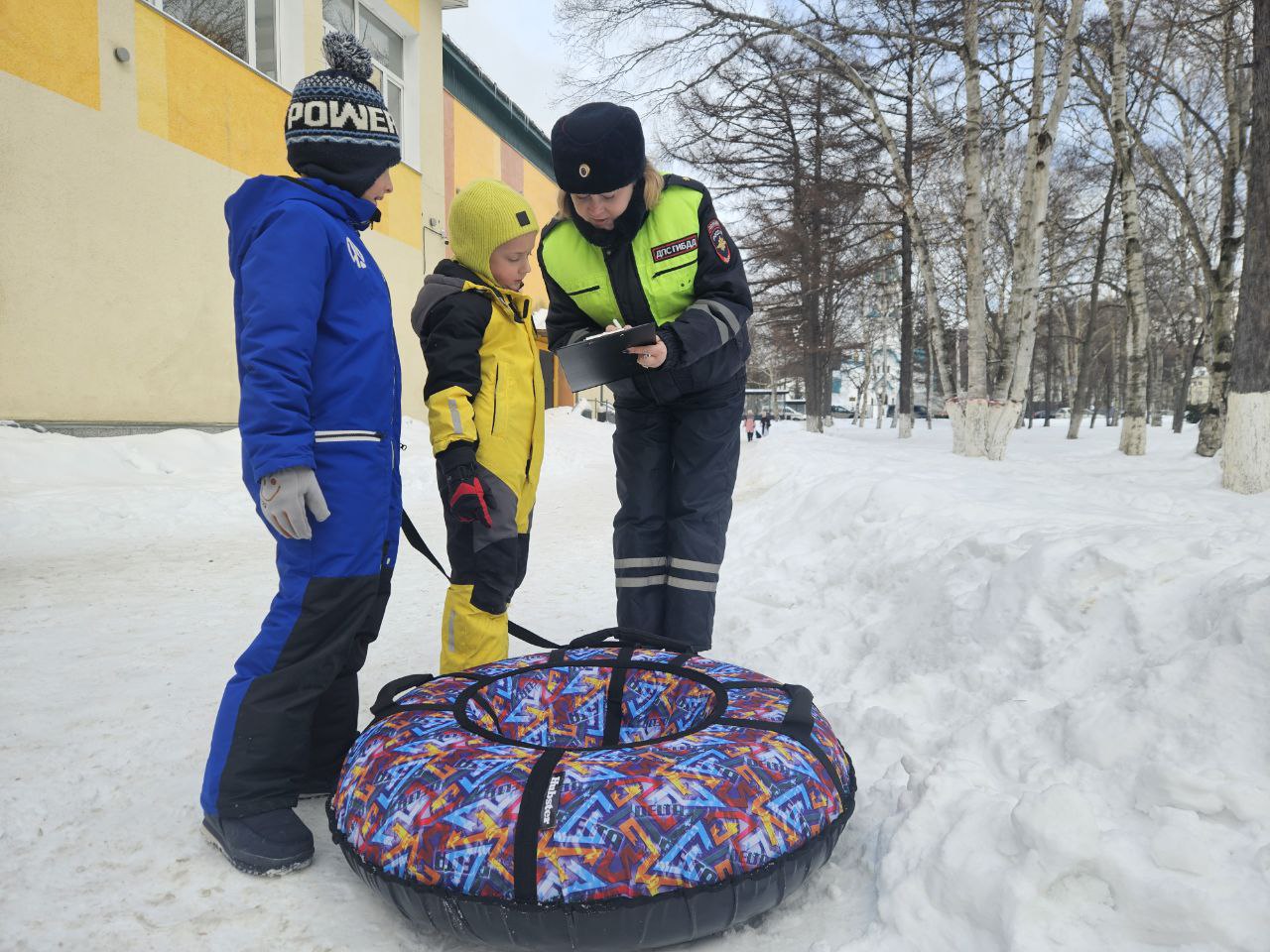 Сотрудники Госавтоинспекции напомнили детям о безопасности на зимних дорогах Сотрудники Госавтоинспекции напомнили детям о безопасности на зимних дорогах