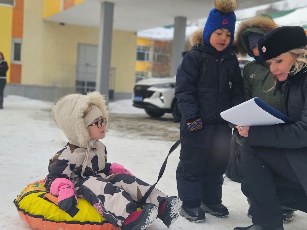 Сотрудники Госавтоинспекции напомнили детям о безопасности на зимних дорогах Сотрудники Госавтоинспекции напомнили детям о безопасности на зимних дорогах