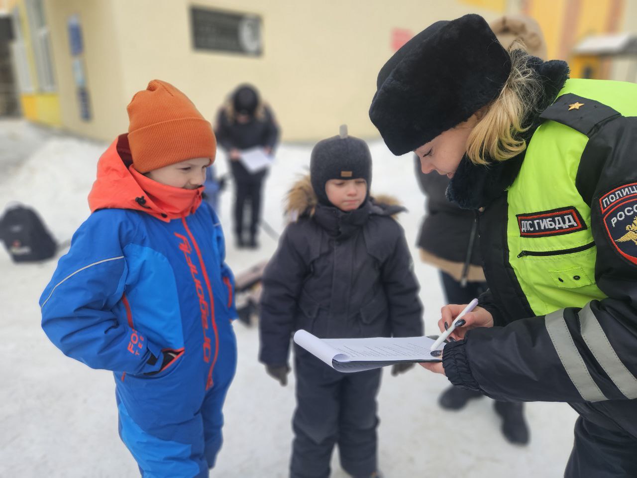 Сотрудники Госавтоинспекции напомнили детям о безопасности на зимних дорогах Сотрудники Госавтоинспекции напомнили детям о безопасности на зимних дорогах