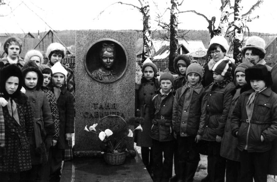 «28 декабря 1941 года. Женя умерла в 12.00 утра 1941 г.». «Бабушка умерла 25 января в 3 часа 1942 г.». «Лека умер 17 марта в 5 часов утра. 1942 г.». «Дядя Вася умер 13 апреля в 2 часа ночи. 1942 год». «Дядя Леша, 10 мая в 4... «28 декабря 1941 года. Женя умерла в 12.00 утра 1941 г.». «Бабушка умерла 25 января в 3 часа 1942 г.». «Лека умер 17 марта в 5 часов утра. 1942 г.». «Дядя Вася умер 13 апреля в 2 часа ночи. 1942 год». «Дядя Леша, 10 мая в 4...