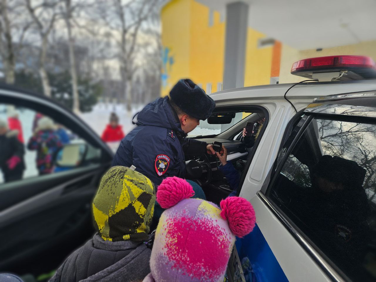 Сотрудники Госавтоинспекции напомнили детям о безопасности на зимних дорогах Сотрудники Госавтоинспекции напомнили детям о безопасности на зимних дорогах