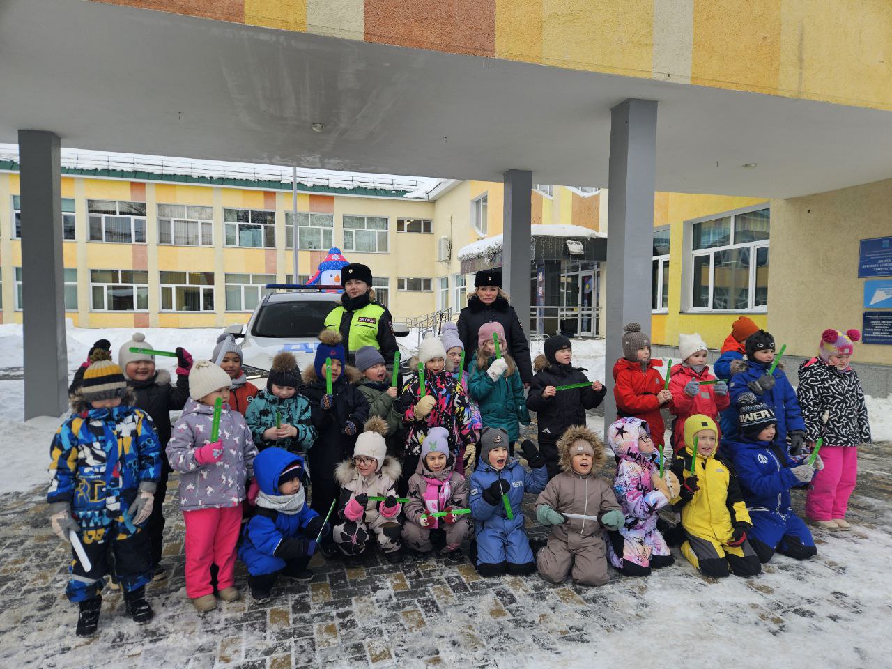 Сотрудники Госавтоинспекции напомнили детям о безопасности на зимних дорогах