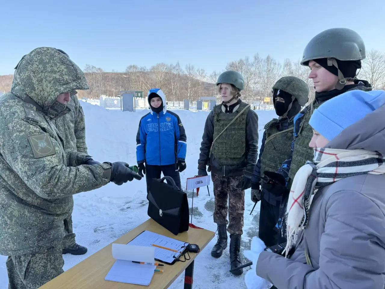 Снять куртки в -15 и проползти по снегу в одном спортивном костюме Снять куртки в -15 и проползти по снегу в одном спортивном костюме