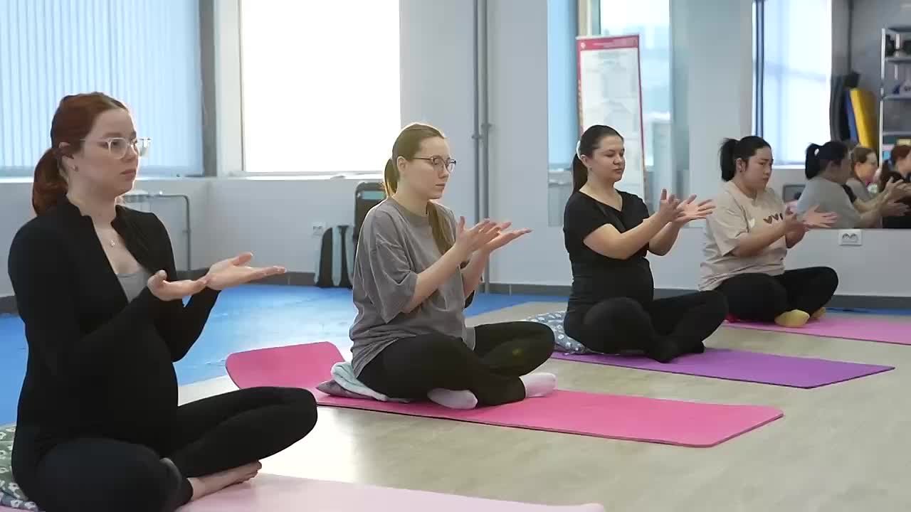 Беременным предлагают подготовиться к родам на перинатальной йоге