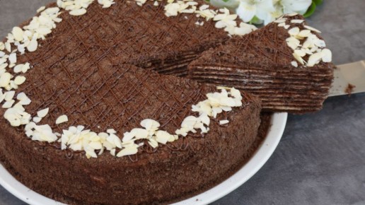 Медовик с необычным ароматом черемухи: спокойный взгляд на семейный рецепт