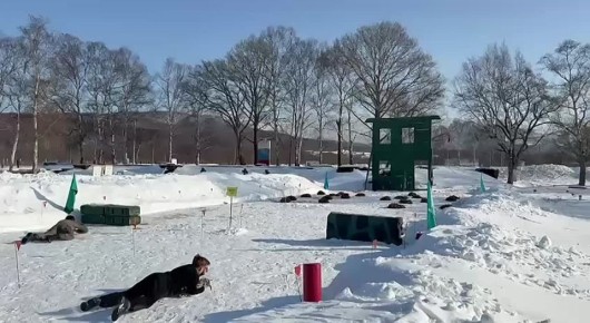 Снять куртки в -15 и проползти по снегу в одном спортивном костюме