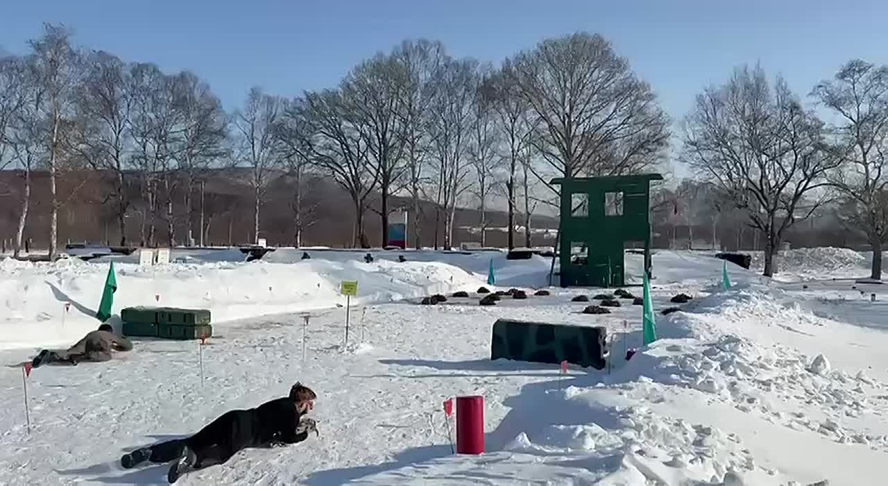 Снять куртки в -15 и проползти по снегу в одном спортивном костюме