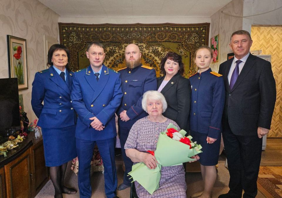 Сотрудники следственного управления СК России по Сахалинской области, Корсаковской городской прокуратуры и администрации Корсаковского района поздравили жительницу блокадного Ленинграда с Днём полного освобождения города от...