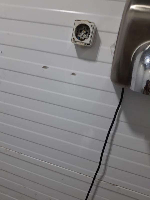 За разгром общественного туалета в Холмске будут судить парня и двух девушек За разгром общественного туалета в Холмске будут судить парня и двух девушек