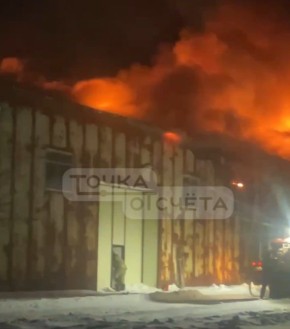 "Ретро-автомобили и водная техника": большой склад сгорел в Корсакове