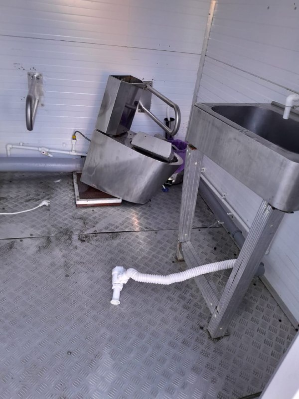 За разгром общественного туалета в Холмске будут судить парня и двух девушек За разгром общественного туалета в Холмске будут судить парня и двух девушек