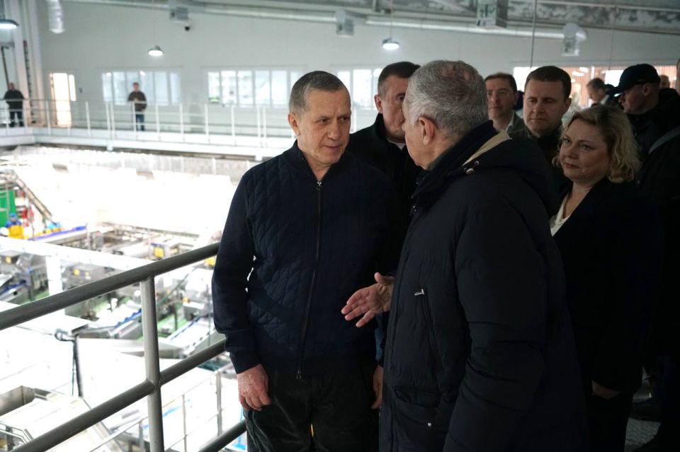 Юрий Трутнев посетил рыбоперерабатывающий завод в селе Озерском на Сахалине