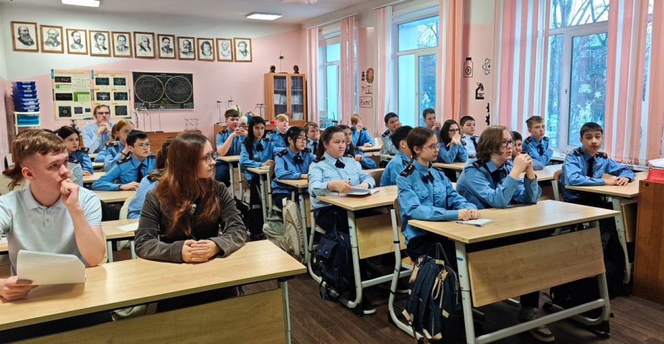 Сотрудник следственного управления СК России по Сахалинской области совместно с ветеранами следствия и представителями регионального сахалинского отделения молодежного союза "Юный следователь" провели для воспитанников...