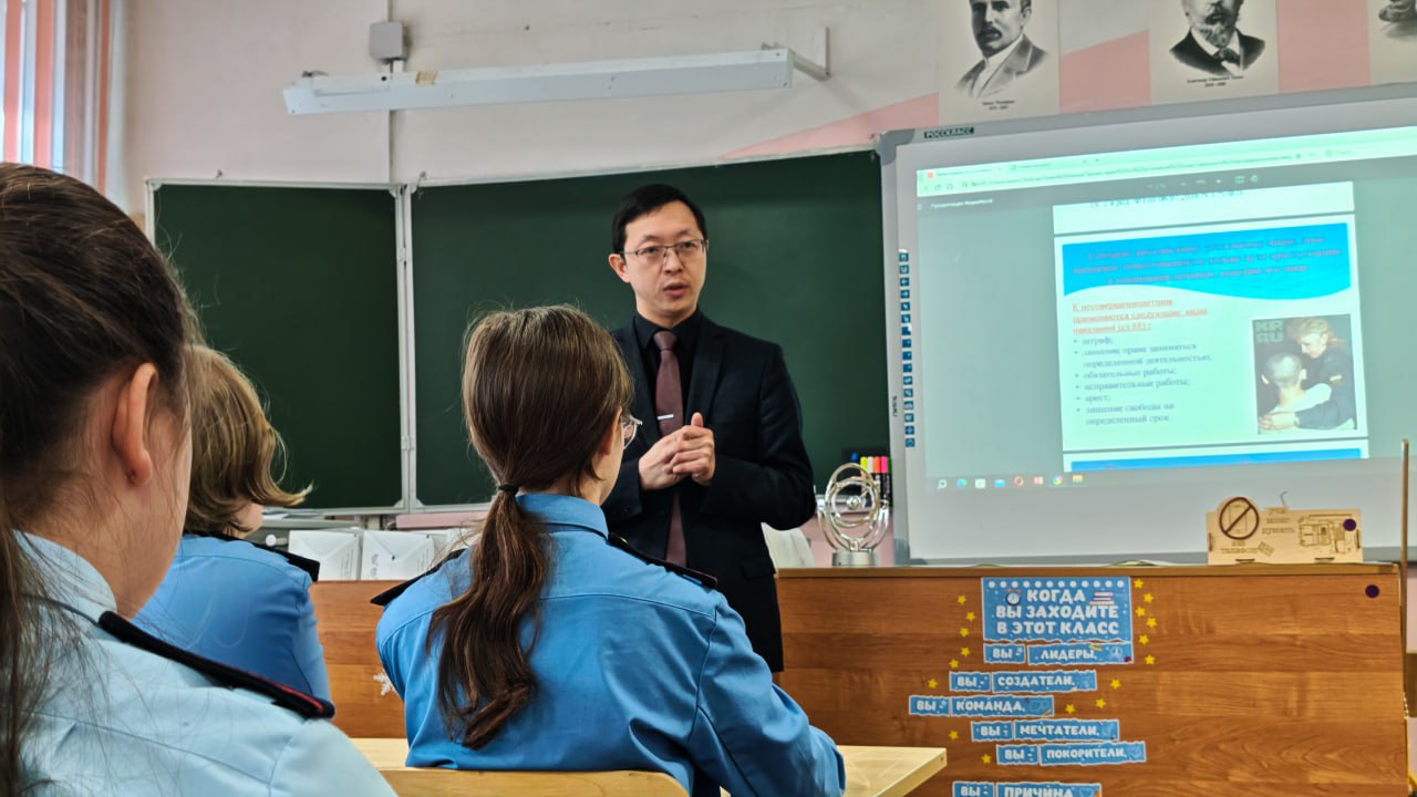 Сотрудник следственного управления СК России по Сахалинской области совместно с ветеранами следствия и представителями регионального сахалинского отделения молодежного союза "Юный следователь" провели для воспитанников... Сотрудник следственного управления СК России по Сахалинской области совместно с ветеранами следствия и представителями регионального сахалинского отделения молодежного союза "Юный следователь" провели для воспитанников...