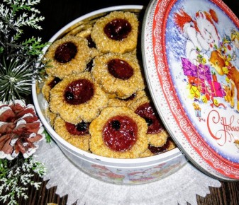 Песочное печенье на майонезе с черничным джемом: простой рецепт