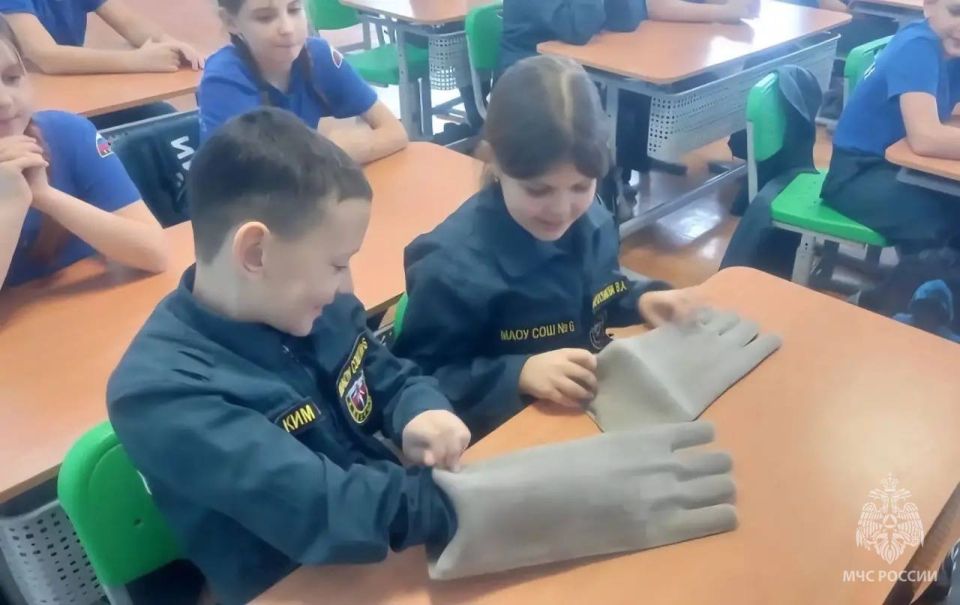 В Александровске-Сахалинском кадеты примерили на себя роль дознавателей МЧС России