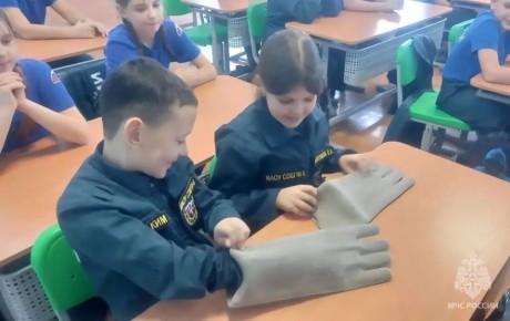 В Александровске-Сахалинском кадеты примерили на себя роль дознавателей МЧС России