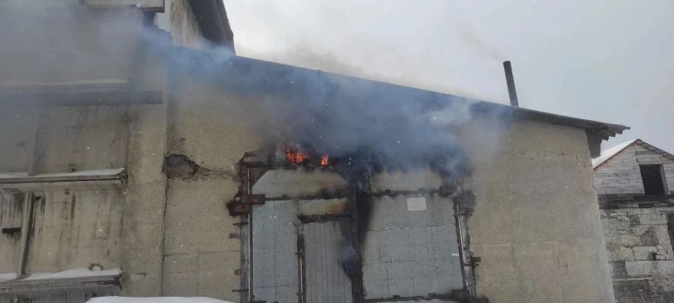 В Томари тушили пожар в гараже