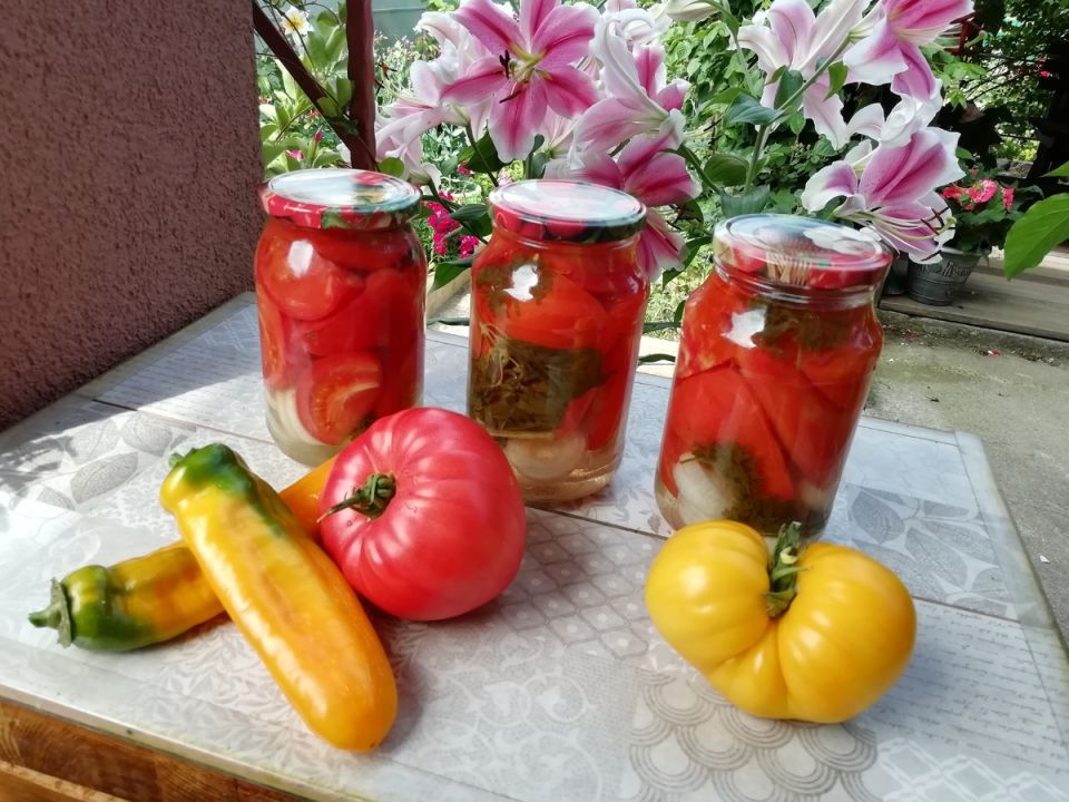 Праздник вкуса: как замариновать крупные помидоры на зиму