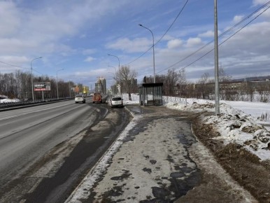 На отремонтированном участке корсаковской трассы монтируют освещение