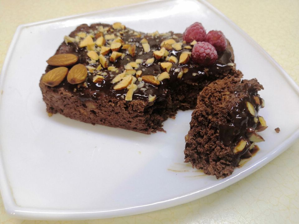 Шоколадный кекс без муки и духовки: универсальный десерт с яблоками и какао