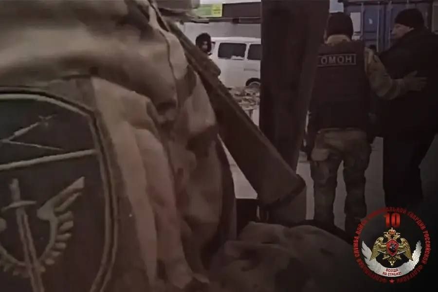 ОМОН Росгвардии оказал силовую поддержку полиции в проверке соблюдения требований миграционного законодательства на Сахалине