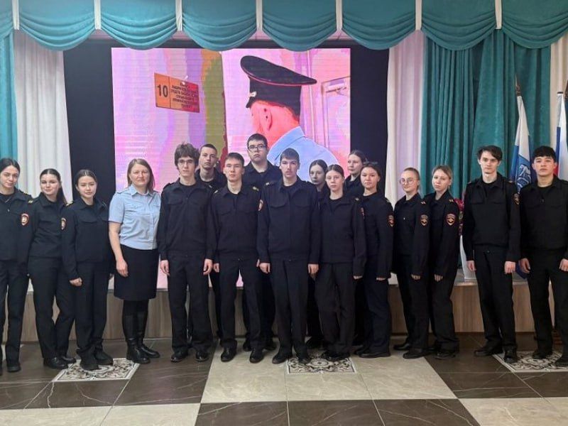 Сахалинские транспортные полицейские провели профориентационную встречу с будущими выпускниками полицейского класса