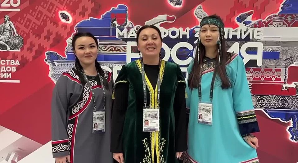 Тем временем сахалинская делегация студентов СахГУ побывала на открытии Года единства народов в НЦ «Россия»