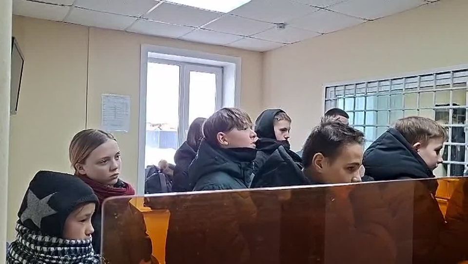 Поронайские школьники заглянули за кулисы службы в полиции